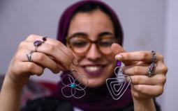 الغزية "فرح العجل" تصنع الاكسسورات من النحاس والألمنيوم