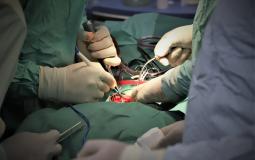 إجراء عملية جراحية في أحد مشافي غزة