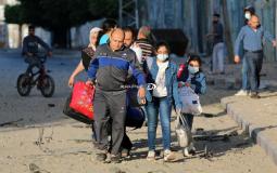 مواطنون من غزة يهربون من منزلهم المستهدف
