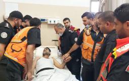 طاقم الدفاع المدني خلال زيارة جرحى العدوان