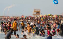 الفلسطينيون يقضون اجازة الجمعة على شاطئ بحر غزة اليوم