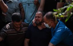 بكاء على أحد شهداء مدينة غزة