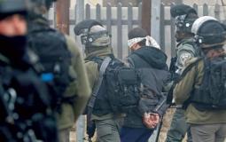 جيش الاحتلال الإسرائيلي يعتقل فلسطينيا -أرشيفية