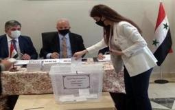 السوريون يدلون بأصواتهم في مراكز الاقتراع
