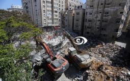محاولات اخراج ضحايا ومصابين تحت المنازل المدمرة في شارع الوحدة وسط غزة