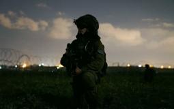 جندي اسرائيلي يقف على حدود غزة