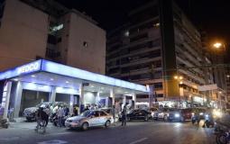 مواطنون لبنانيون يصطفون أمام محطات الوقود - أرشيف