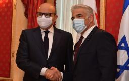 وزير الخارجية الإسرائيلي يائير لابيد(يمين) مع نظيره البحريني عبد اللطيف الزياني(يسار)
