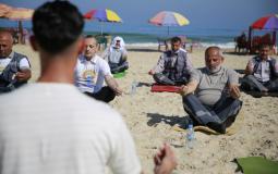 فلسطينيون يمارسون رياضة اليوغا على شاطئ مدينة غزة