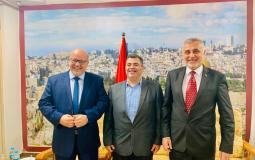 هنية يكرم رئيس لجنة متابعة العمل الحكومي سابقاً عوض بحضور الدعاليس وقيادات حكومية