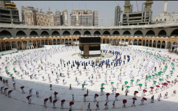 اداء مناسك العمرة في مكة في ظل تفشي فيروس كورونا
