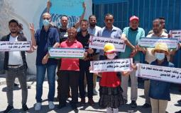 عشرات الخريجين يحتجون أمام مقر الأونروا بغزة للمطالبة بفرص عمل لهم