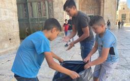 أطفال يقومون بتنظيف ساحات المسجد الاقصى