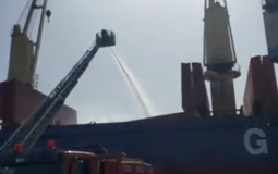 فرق الإطفاء الاسرائيلية تحاول اخماد الحريق على متن السفينة في ميناء حيفا