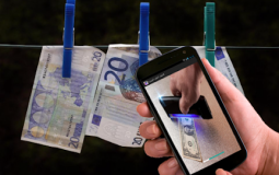 مختصة تكشف كيفية معرفة النقود المزيفة باستخدام الهاتف الذكي