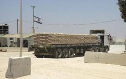 شاحنة تحمل مواد بناء تستعد للدخول الى غزة