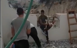 فلسطيني يهدم منزله في قرية جبل المكبر بالقدس