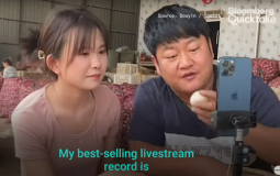 صورة لمزارع صيني وهو يقوم بتسويق منتجاته عبر تطبيق "تيك توك"