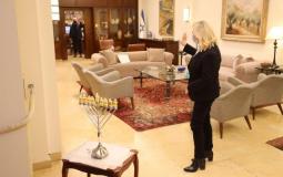 نتيناهو وعائلته يغادرون مقر الإقامة الرسمي لرئيس الحكومة الإسرائيلية