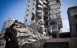 فلسطينية تمر قرب مبنى المجمع الايطالي في غزة