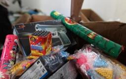 بعضاً من الألعاب النارية التي تم ضبطها