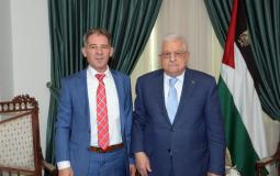 الرئيس عباس يستقبل رئيس هيئة مكافحة الفساد