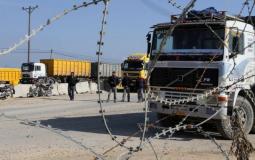 شاحنات تقف في معبر كرم أبو سالم جنوب قطاع غزة