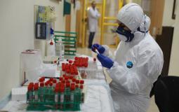 طبيبة فلسطينية تفحص عينات فيروس كورونا