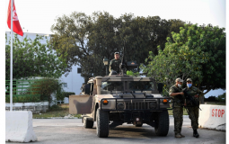 احدى العربات العسكرية التابعة للجيش التونسي أثناء تأمين مبنى البرلمان التونسي