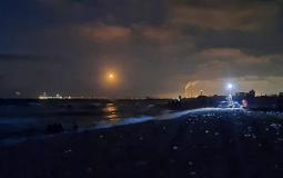 قنابل انارة للجيش الاسرائيلي على شاطئ زيكيم