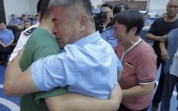 لحظات مؤثرة لصيني يلتقي ابنه المختطف بعد 24 عاماً من فقدانه
