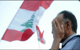 صورة أرشيفية لمتظاهر لبناني يحتج على الحكومة بسبب أزمات لبنان المتلاحقة