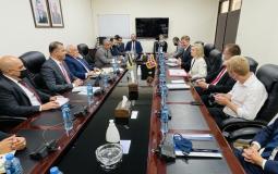 لقاء وزير المالية مع وزيرة التجارة البريطانية