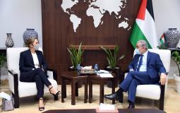 رئيس الوزراء الفلسطيني يستقبل رئيسة بعثة الصليب الأحمر