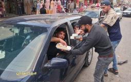 شبان يوزعون الحلويات في خانيونس مع إعلان مقتل الجندي الاسرائيلي