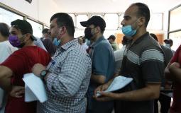 توافد كبير من المواطنين لتقديم ملفات طلبات لم الشمل في غزة والضفة