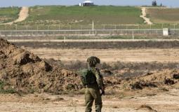 جندي اسرائيلي يقف على حدود غزة