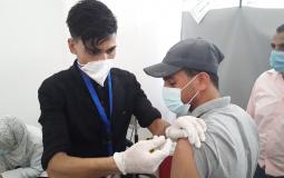 تطعيم مواطنين ضد فيروس كورونا في غزة
