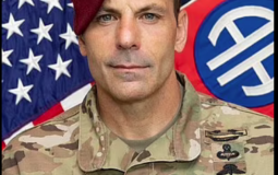 صورة العنصر العسكري الأخير الذي غادر أفغانستان وهو الميجر جنرال "كريستوفر دوناهو" ذو ٥٢ ربيعا