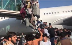 مواطنون أفغان حاولوا الركوب على متن طائرة أميركية