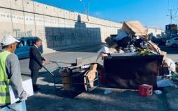 مسؤول فلسطيني يقوم بجر عربة قمامة بدلاً من عامل مسن