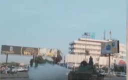 احدى الدبابات التابعة للجيش السوداني أثناء انتشارها في الشوارع بعد محاولة الانقلاب
