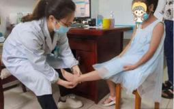 ام تجبر ابنتها على القفز فوق الحبل