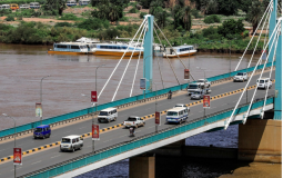 صورة نشرتها وكالة فرانس برس قبل قليل لجسر النيل الأبيض بعدما أغلق من قبل الجيش السوداني صباح اليوم بسبب محاولة الانقلاب