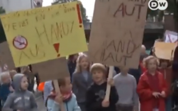 صورة للتظاهرة التي نظمها عشرات الأطفال في ألمانيا