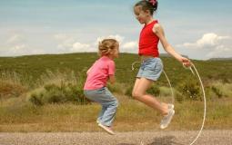 أم تشعل مواقع السوشيال ميديا بإجبار ابنتها على تمرين رياضي لهذا السبب الغريب!