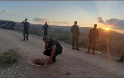 عناصر من الشرطة الاسرائيلية وهم يتفقدون فتحة النفق التي هرب منها الاسرى الفلسطينيون من سجن جلبوع صباح اليوم