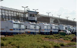 عربات عسكرية اسرائيلية أما سجن جلبوع "شينخوا"