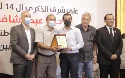 حكمت يوسف مدير وكالة سوا الاخبارية خلال تسليمه درع التكريم