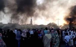 تجمع الناس في شوارع الخرطوم يوم الاثنين وسط أنباء عن الانقلاب